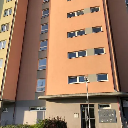 Spacious One-room In A Quiet Environment Apartamento Bratislava
